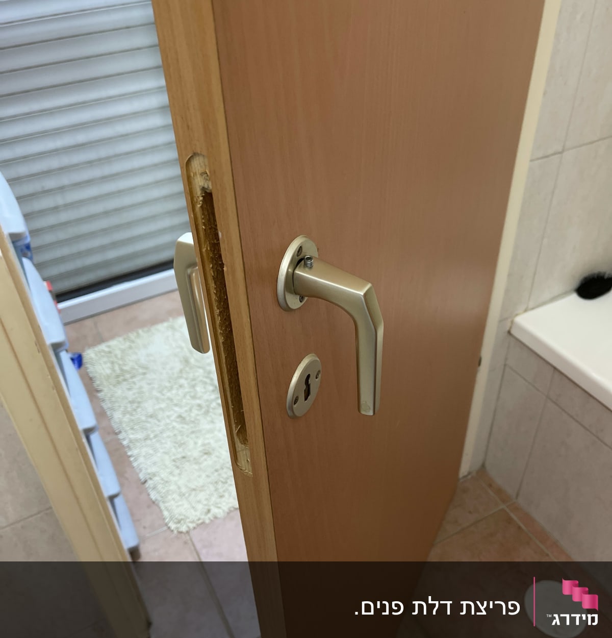 דלת לאחר פתיחה ,ללא  צילינדר כרגע.😊